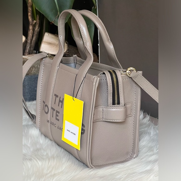 Marc Jacobs The Leather Small Tote Bag - Picture 4 of 16